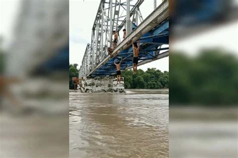 Aksi Berbahaya Remaja Bojonegoro Terjun Dari Jembatan Sungai Bengawan