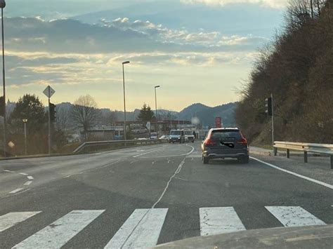 Podrobnosti nesreče voznik osebnega vozila izsilil prednost motoristu