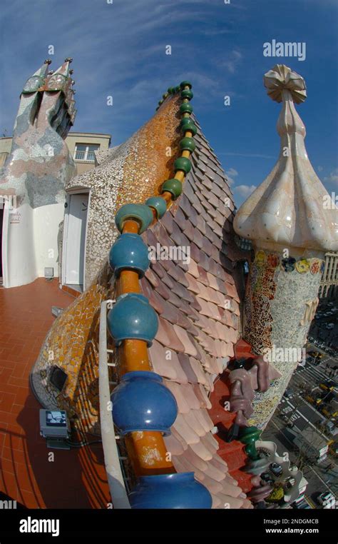 Cerámica y chimeneas en la azotea Casa Batlló del arquitecto Antoni