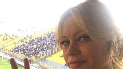 Lazio Anna Falchi Esulta Dagli Spalti Del Tardini E Andiamo Foto