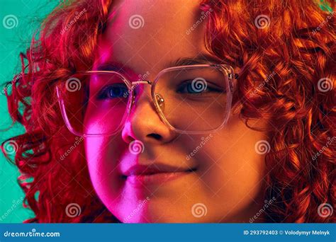 Retrato Detalhado De Adolescente Ruiva Com Cabelo Encaracolado Em óculos Sorrindo Contra O Fundo