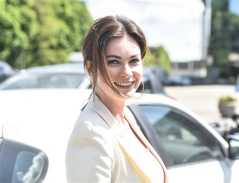 Luci Ska W Bikini Apie Promienie S O Ca Kusz Ca Wp Gwiazdy