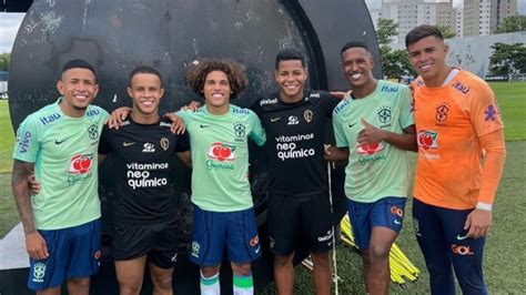 Atletas do Corinthians e Seleção Pré Olímpica registram foto no CT