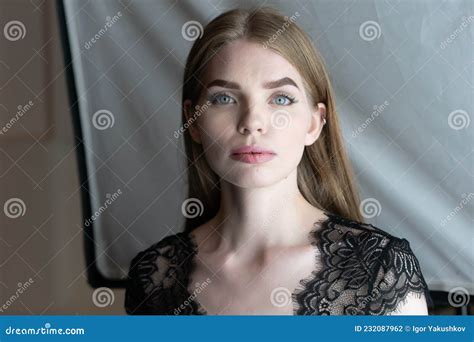 Retrato De Uma Jovem Linda Mulher No Estúdio Em Lingerie Negra Foto de Stock Imagem de pessoa