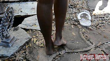 Jet Setting Jasmine descalzo en el jardín FOOT FETISH POV XVIDEOS