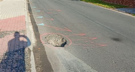 Dziury W Drodze Postanowili Upi Kszy Eby Zwr Ci Na Nie Radio Opole