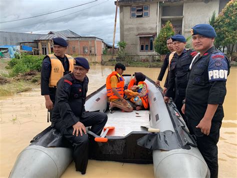 Banjir Kerinci Dan Sungai Penuh Banyak Desa Terisolir Personel Kompi