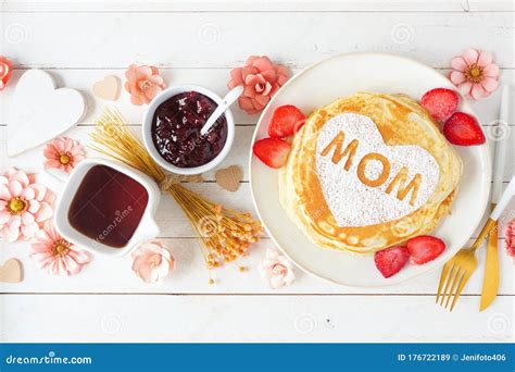 Crepes Para El Desayuno Materno Con Forma De Corazón Y Letras De Mamá