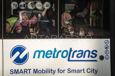 Pengguna Transportasi Umum Di Jakarta Antara Foto