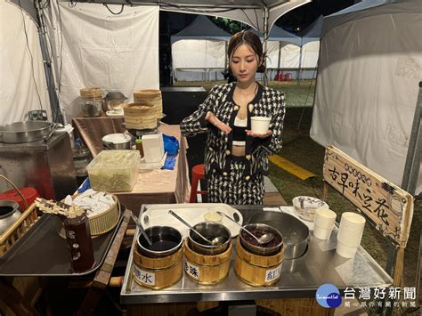 台南跨年晚會後台擺滿特色美食 蔡黃汝「重操舊業」賣豆花 Beanfun