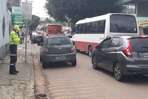 Carros em calçadas e passeios públicos rendem 60 multas em Manaus