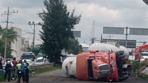 Vuelca pipa cargada de diesel en lateral de la México Puebla