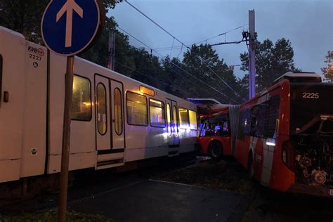 Bus kracht in Straßenbahn sodass Tram entgleist Beide Fahrer verletzt