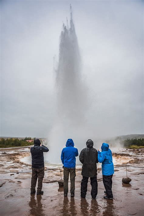 Tourists Watching Strokkur Geyser Erupt Bild Kaufen 71080896