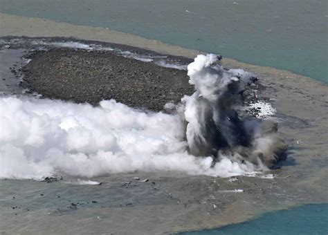 【フォト】硫黄島沖、噴火で新たな島 直径100m、周辺に軽石漂流 産経ニュース