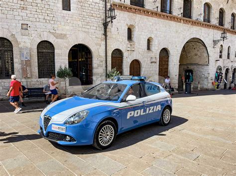 Non Si Ferma All Alt Della Polizia Perch Ha La Patente Sospesa Maxi