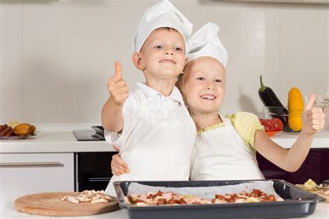 Dois Cozinheiros Chefe Pequenos Que Mostram Os Polegares Acima Imagem