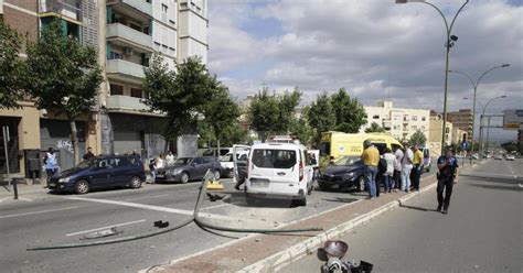 Un Espectacular Accidente Obliga A Cortar El Paseo De Ronda De Lleida