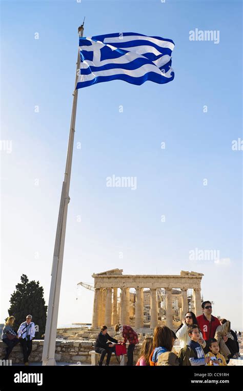 Drapeau de la Grèce devant le Parthénon temple sur l acropole d Athènes