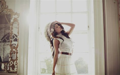 Amerika Brunette Belahan Dada Gaun Bulu Perempuan Gadis India Model Wallpaper HD