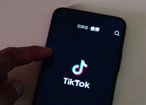 Farse Cu Apeluri La Pe Tiktok Noul Trend N R Ndul Tinerilor Unii