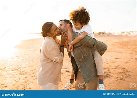 Amantes A Los Padres Que Pasan Tiempo Al Aire Libre Con Sus Hijos