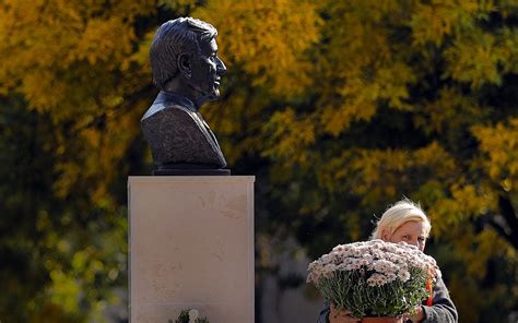Elie Wiesel bust unveiled in Romania to mark Holocaust day | The Times ...