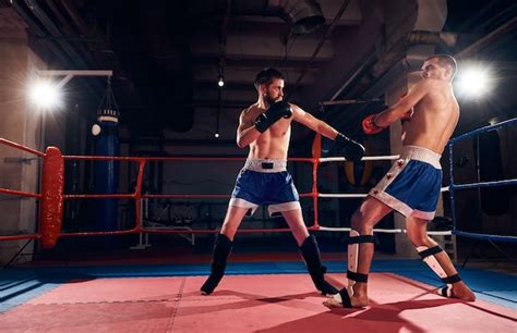 Boxeadores Entrenando Kickboxing En El Ring En El Health Club Foto