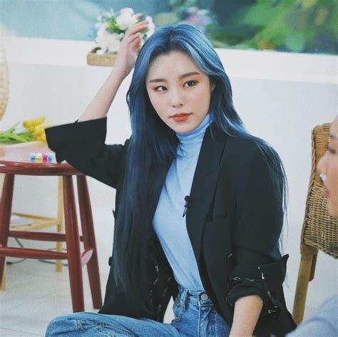 Mamamoo S Wheein Is Breathtaking With Her New Blue Hair Koreaboo