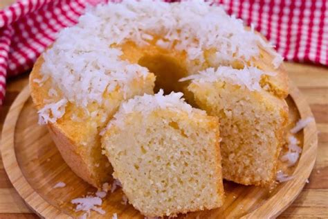 Bolo de coco fofinho e molhadinho que acaba rapidinho quando faço aqui