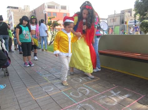 Cientos de niños celebraron su día con juegos de antaño y show infantil