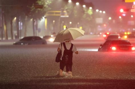 韩国首尔暴雨持续 多条道路被淹没参考网