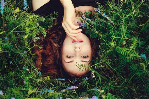 Mujeres Boca Abajo Cara Mujeres Al Aire Libre Flores Retrato