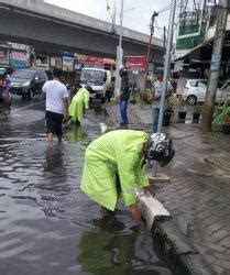 Atasi Banjir Genangan TRC PUPR Dan Dinas Kebersihan Bersihkan Lubang