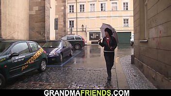 Abuela peluda en lencería roja XVIDEOS