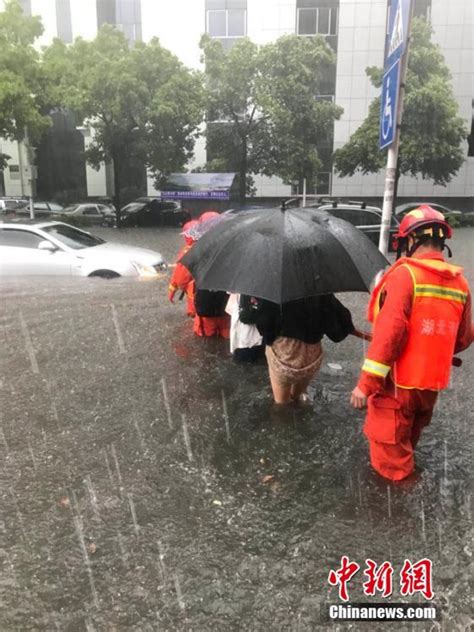 湖北宜昌暴雨致内涝 消防疏散千人 新浪图片