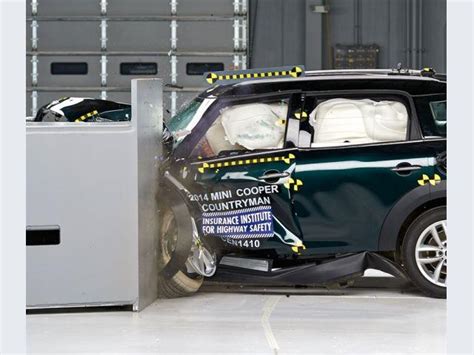 Foto Mini Countryman Crash Test Small Overlap IIHS 2014