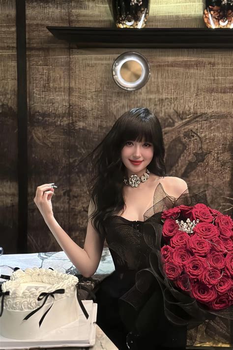 U40 của đệ nhất hot girl Tâm Tít Sống hưởng thụ như bà hoàng nhan sắc đảo ngược lão hoá gây