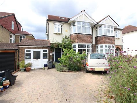 4 Bed Semi Detached House For Sale In Ruskin Drive Worcester Park Kt4