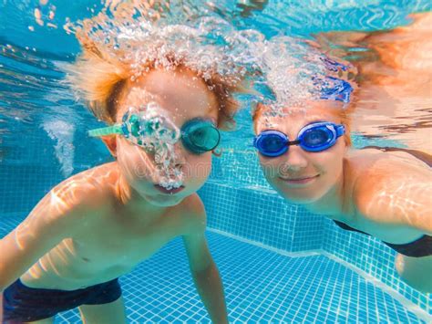 Niño Pequeño Que Aprende Nadar En Una Piscina Madre Que Celebra Al