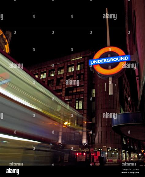 La Station De Métro De Liverpool Street London Underground Montrant