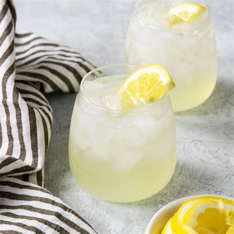 Vodka Lemonade with Fresh Lemonade| With Fresh Squeezed Lemonade - Mom ...