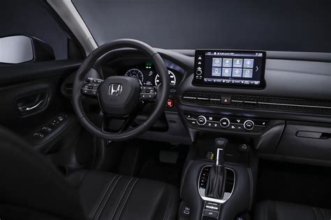 Honda ZR V interior e ficha técnica do Civic Cross são revelados