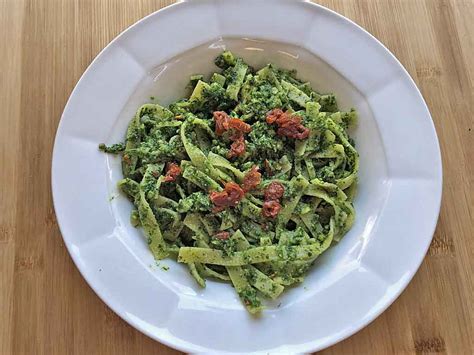 Fettucine mit Pesto von Grünkohl und Pistazien mediterrane