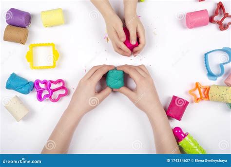 Mains D Enfants Qui Jouaient Avec De L Argile Color E Sur Le Fond Blanc