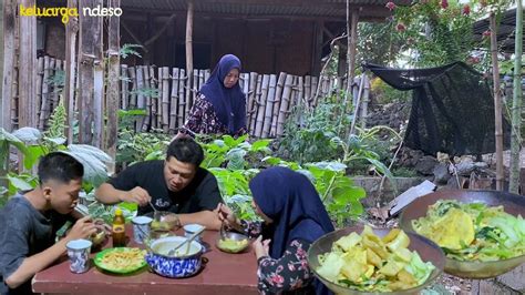 Membuat Mie Nyemek Pedas Super Nikmat Untuk Keluarga Makam Malam