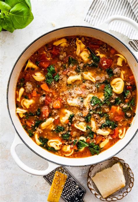 Sopa De Tortellini De Salsicha Italiana Duas Ervilhas E Sua Vagem