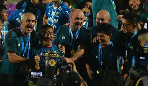 Bikin Sejarah Bojan Hodak Pelatih Asing Pertama Yang Bawa Persib Juara