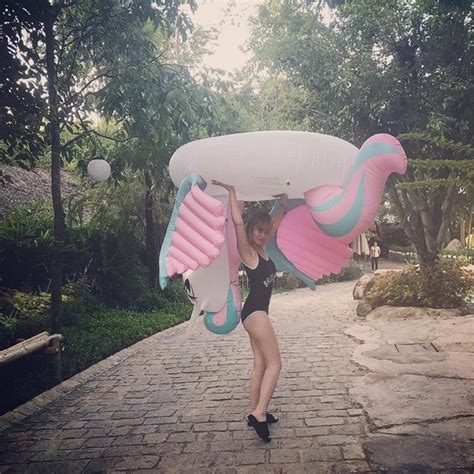 Khi dàn streamer đình đám khoe dáng với bikini phải nói là không đùa được đâu