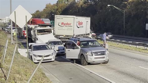 All lanes of I-75S in Bibb County blocked after car pileup | 13wmaz.com